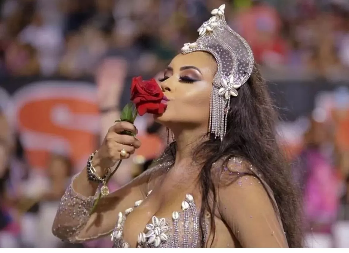 Ana Beatriz Godoi Rainha da Rosas de Ouro desfilará 50 mil