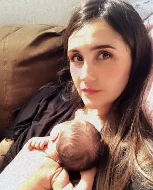 Dulce María publica foto com filha e esclarece prioridades: "Estarmos aqui saudáveis e salvas" 1 Dulce María publica foto com filha e esclarece prioridades: "Estarmos aqui saudáveis e salvas"