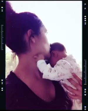 Dulce María publica foto com filha e esclarece prioridades: "Estarmos aqui saudáveis e salvas" 2 Dulce María publica foto com filha e esclarece prioridades: "Estarmos aqui saudáveis e salvas"