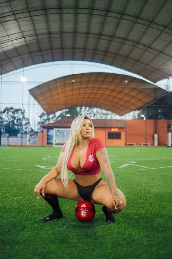 Isabella Candido faz sucesso com corpo escultural e disputa para ser Musa do Flamengo 3 Isabella Candido faz sucesso com corpo escultural e disputa para ser Musa do Flamengo