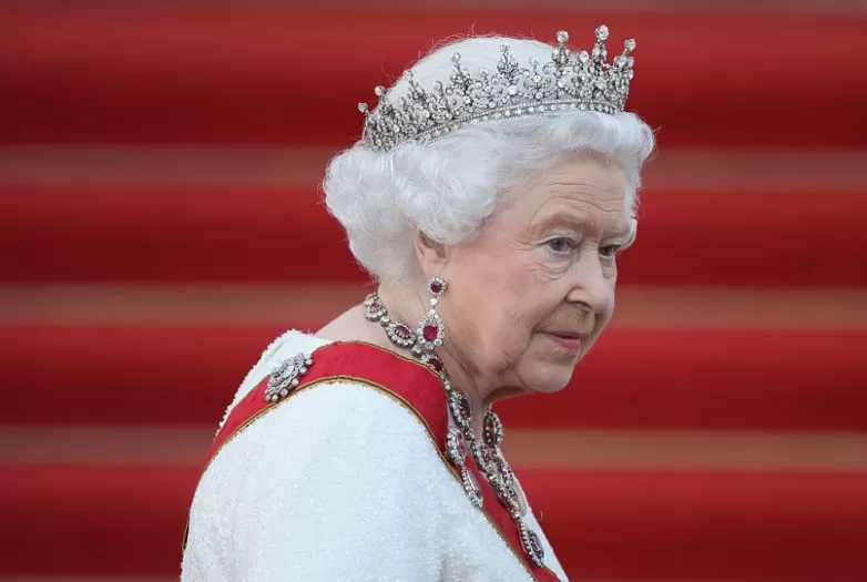 Rainha Elizabeth II sê dá presente, enquanto príncipe Philip continua hospitalizado 1 Rainha Elizabeth II sê dá presente, enquanto príncipe Philip continua hospitalizado
