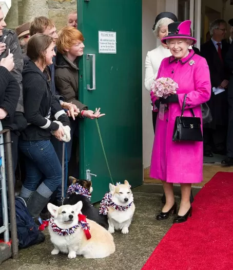 Rainha Elizabeth II sê dá presente, enquanto príncipe Philip continua hospitalizado 5 Rainha Elizabeth II sê dá presente, enquanto príncipe Philip continua hospitalizado