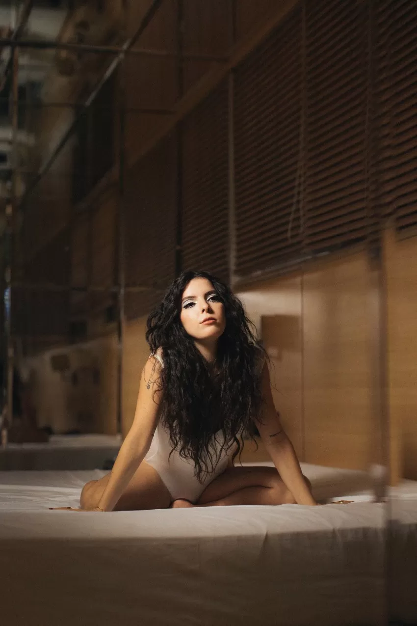 Laura Petit aborda o desejo feminino no clipe "Durex" 1 Laura Petit aborda o desejo feminino no clipe "Durex"