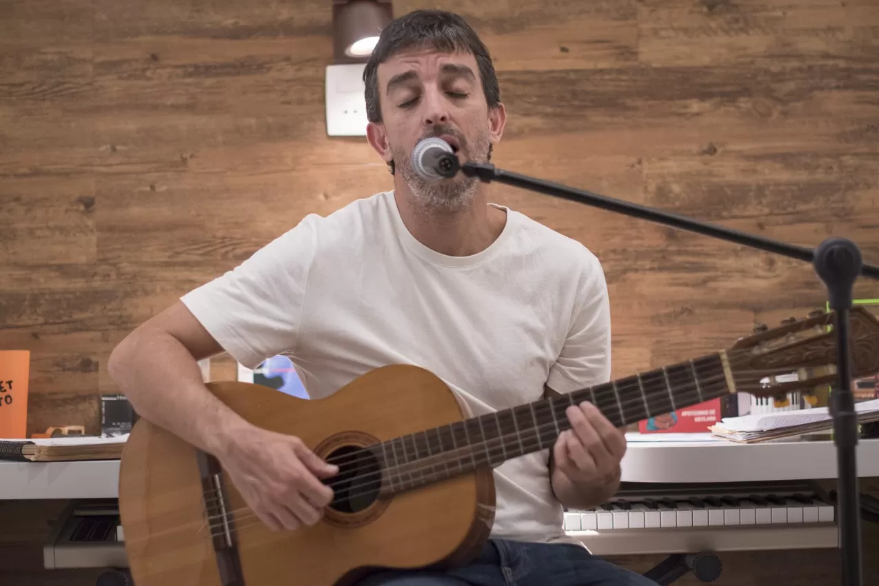 Fabrízio Rubinstein canta um amor livre e suave em versão intimista de “Pode”