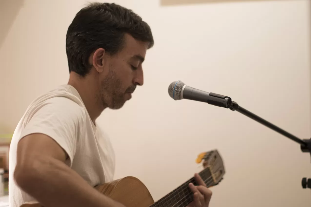 Fabrízio Rubinstein canta um amor livre e suave em versão intimista de “Pode”