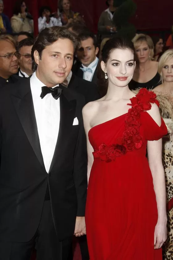 Anne Hathaway deixou namorado após descobrir fraudes: "[ela] me tratou como um trapo!"