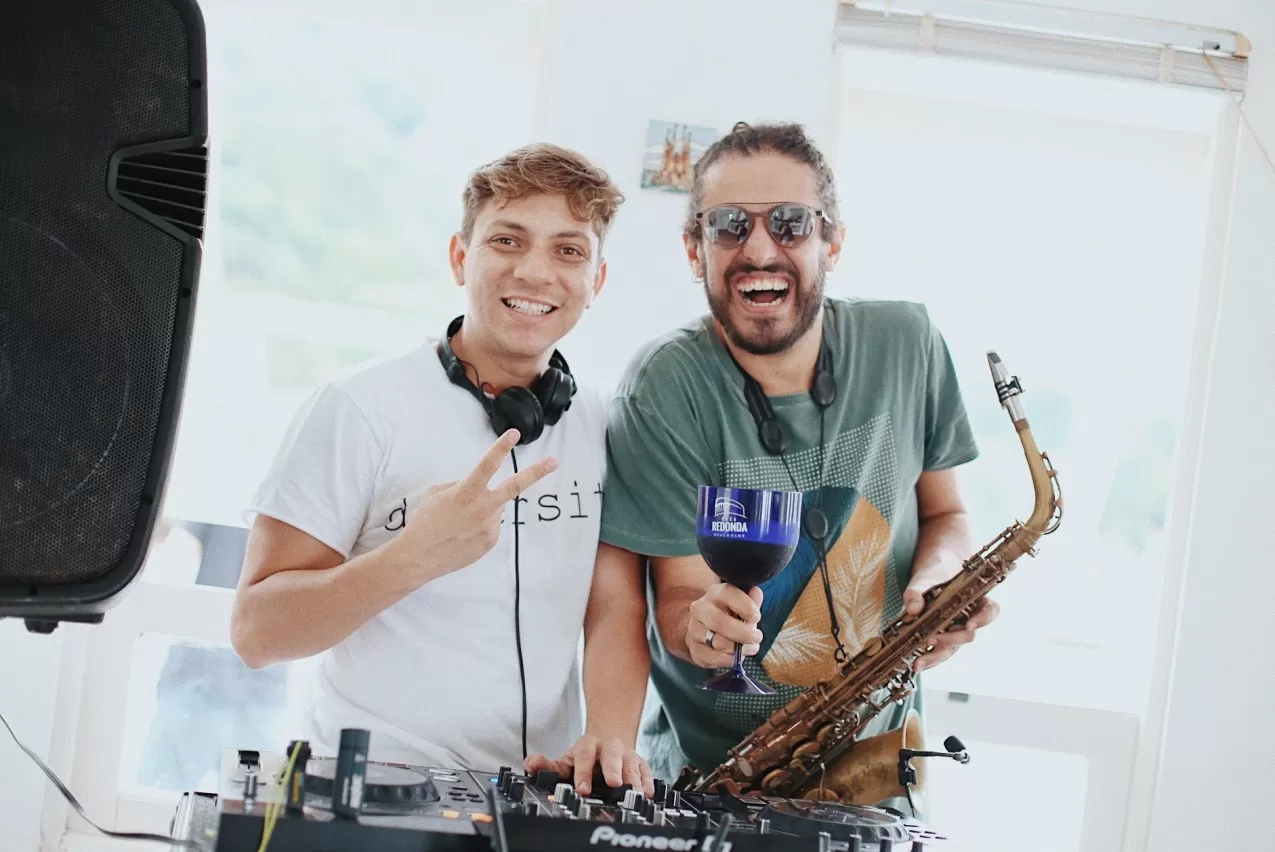 Breno Morais e DJ Jimmy celebram a vida e a amizade e fazem festa em casa em set conjunto 1 Breno Morais e DJ Jimmy celebram a vida e a amizade e fazem festa em casa em set conjunto