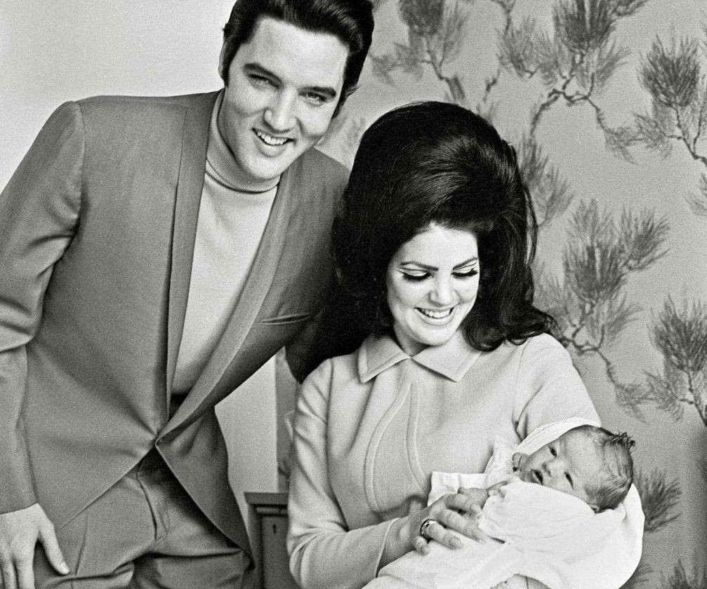 Elvis Presley seria obcecado por virgens e não teria tocado mais a mulher após ela engravidar imagem