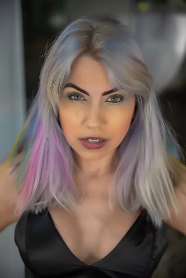 De atriz pornô à expert em marketing, Vanessa Danieli relembra carreira em livro: “até hoje sou crucificada”