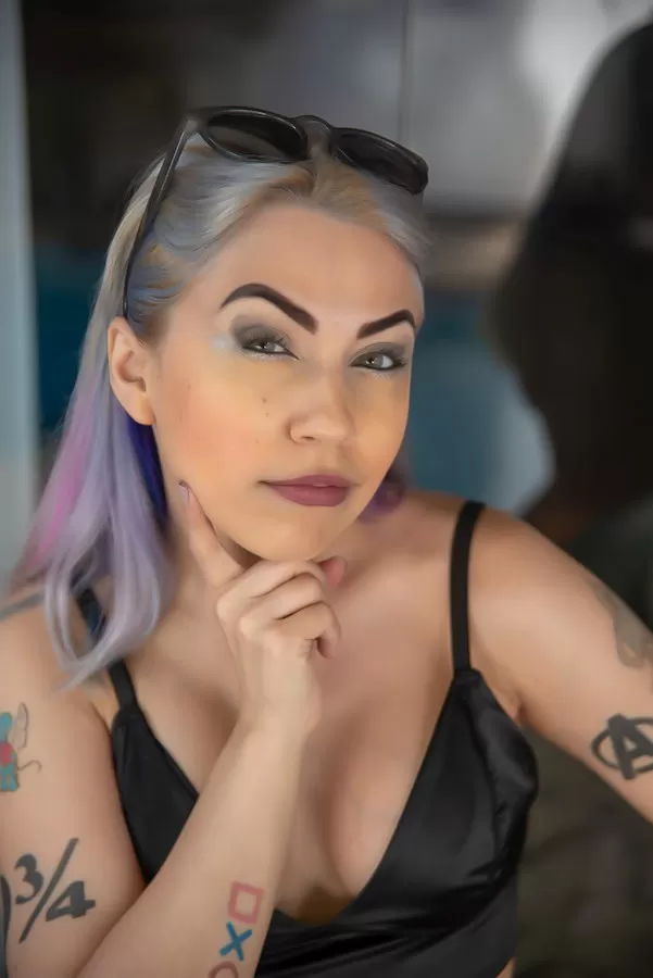 De atriz pornô à expert em marketing, Vanessa Danieli relembra carreira em livro: “até hoje sou crucificada”