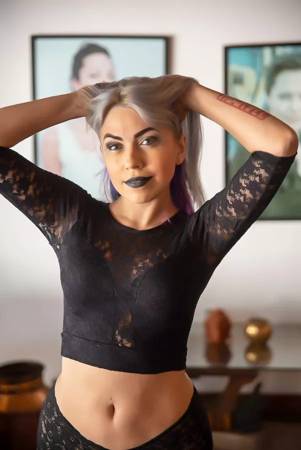 De atriz pornô à expert em marketing, Vanessa Danieli relembra carreira em livro: “até hoje sou crucificada”