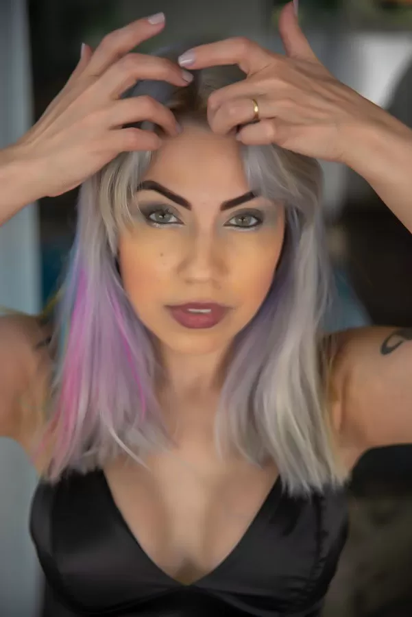 De atriz pornô à expert em marketing, Vanessa Danieli relembra carreira em livro: “até hoje sou crucificada”