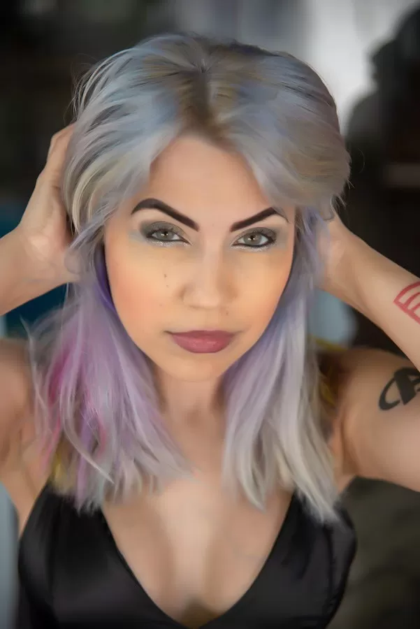 De atriz pornô à expert em marketing, Vanessa Danieli relembra carreira em livro: “até hoje sou crucificada”