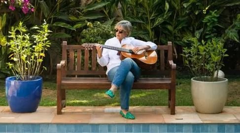 Branca Lescher e Zeca Loureiro, d’O Teatro Mágico, em novo single e clipe 1 Branca Lescher e Zeca Loureiro, d’O Teatro Mágico, em novo single e clipe