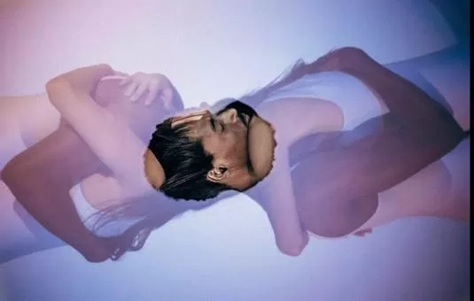 Branca Lescher e Zeca Loureiro, d’O Teatro Mágico, em novo single e clipe 2 Branca Lescher e Zeca Loureiro, d’O Teatro Mágico, em novo single e clipe