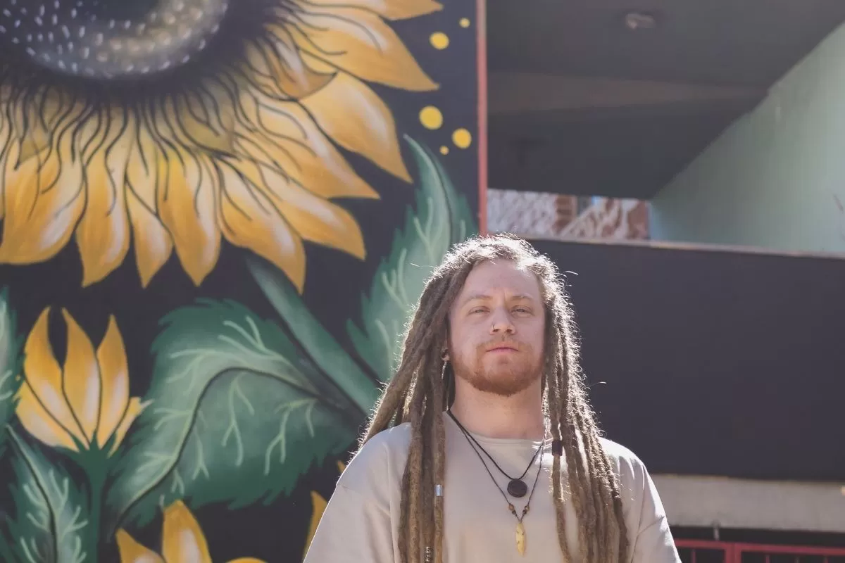 Com reggae e ativismo, Helgi reflete sobre desigualdade em novo single Flores pra Enfeitar