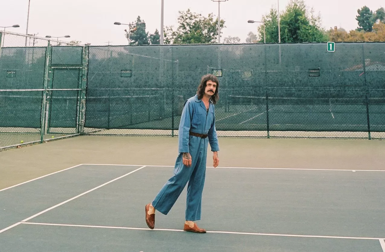 Libra, projeto de Zeh Monstro com vocalistas femininas, une rock e R&B noventista em “LA Queen”