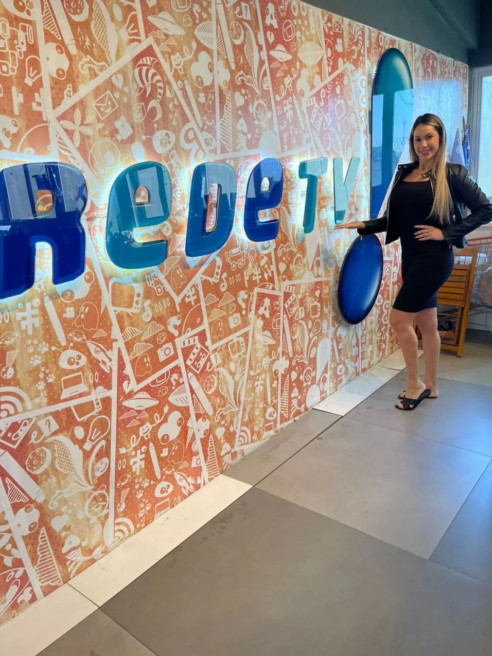 De volta ao Brasil, atriz Brunna Sena retorna às pegadinhas da RedeTV: "me reconheceram no exterior" 9 De volta ao Brasil, atriz Brunna Sena retorna às pegadinhas da RedeTV: "me reconheceram no exterior"