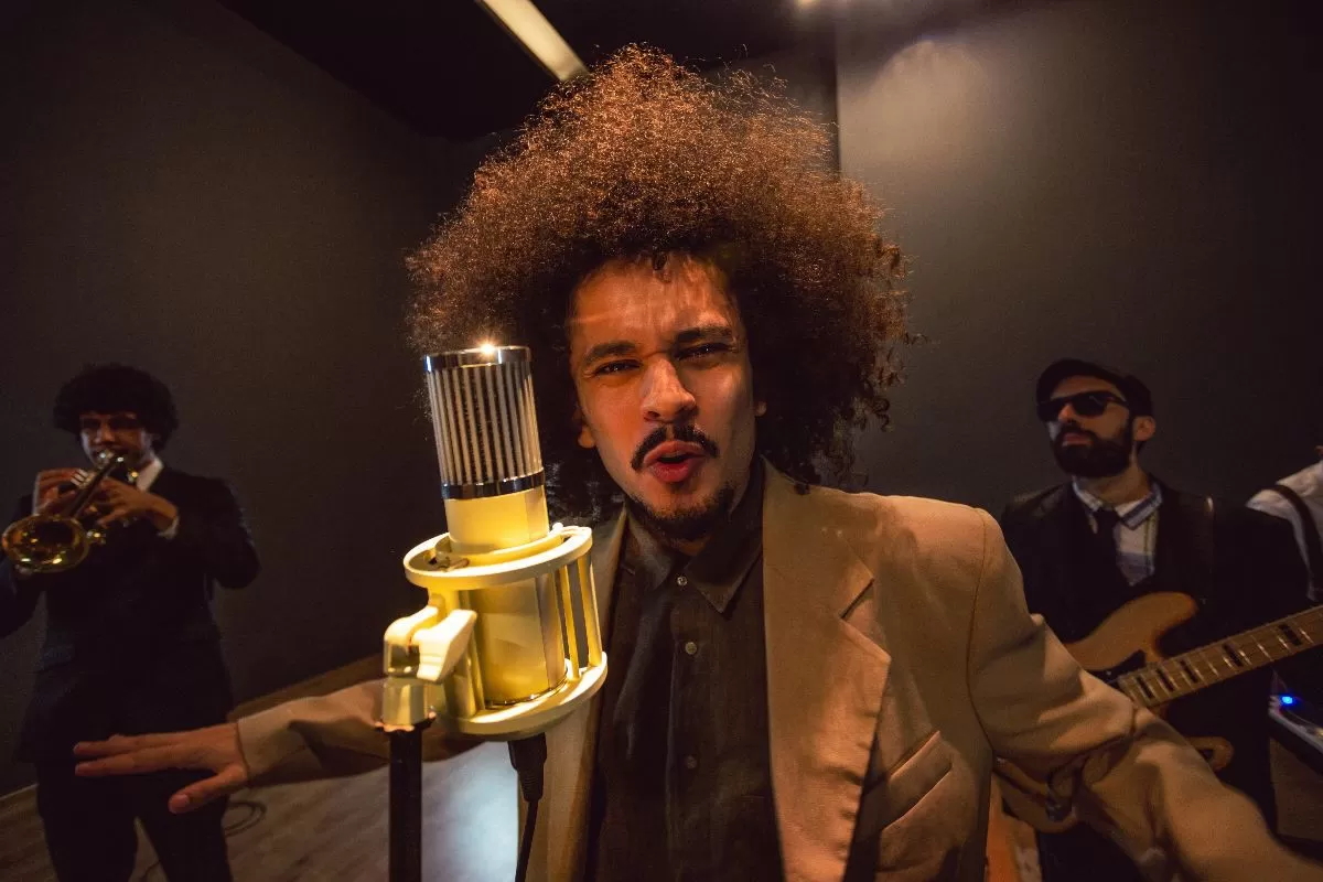 "Colibri", primeiro álbum de Vaine, promete oxigenar a cena de rap