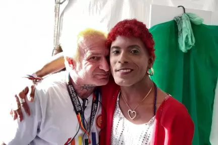 Com aval de Leci Brandão, ator realiza shows no mês da Diversidade como Cover da Sambista