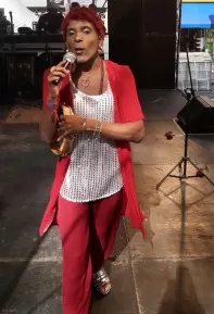 Com aval de Leci Brandão, ator realiza shows no mês da Diversidade como Cover da Sambista