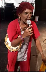 Com aval de Leci Brandão, ator realiza shows no mês da Diversidade como Cover da Sambista