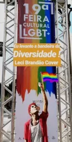 Com aval de Leci Brandão, ator realiza shows no mês da Diversidade como Cover da Sambista