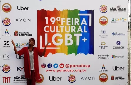 Com aval de Leci Brandão, ator realiza shows no mês da Diversidade como Cover da Sambista