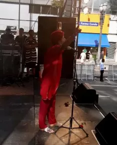 Com aval de Leci Brandão, ator realiza shows no mês da Diversidade como Cover da Sambista