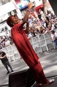 Com aval de Leci Brandão, ator realiza shows no mês da Diversidade como Cover da Sambista