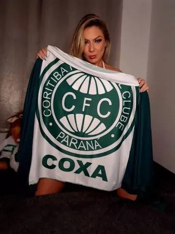 Musa do Coritiba, Suellen Talamini posa sensual para comemorar título paranaense 4 Musa do Coritiba, Suellen Talamini posa sensual para comemorar título paranaense