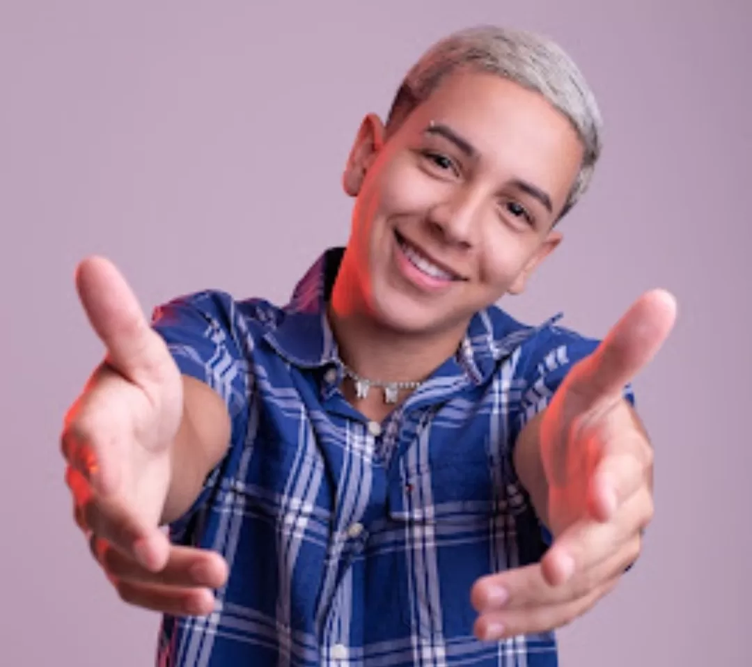 Após estrelar campanha ao lado de Marina Senna, cantor Gabriel Won lança o single autoral "Comigo" 1 Após estrelar campanha ao lado de Marina Senna, cantor Gabriel Won lança o single autoral "Comigo"