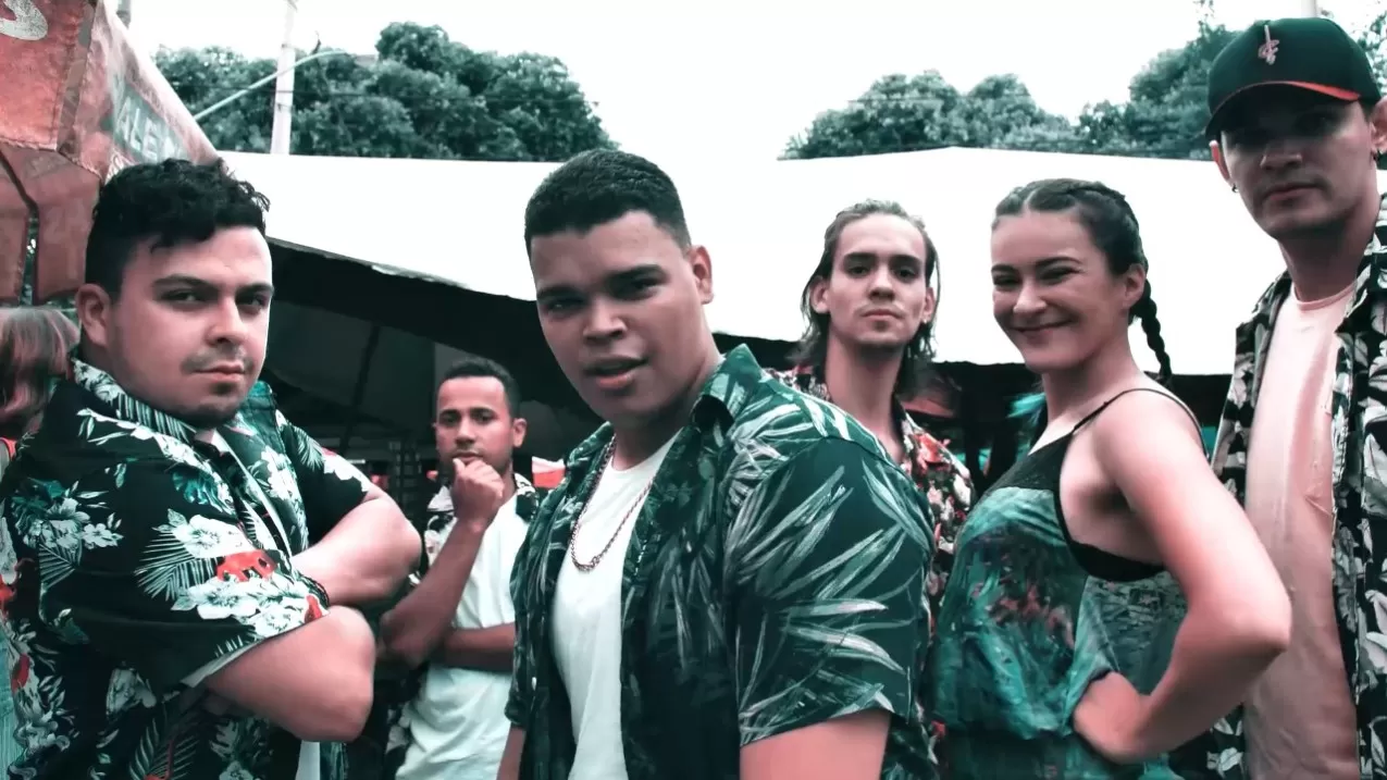 Malldonado destaca um dos principais cenários comerciais valadarense no videoclipe de "Bailando" 2 Malldonado destaca um dos principais cenários comerciais valadarense no videoclipe de "Bailando"