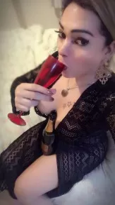 Solteira, modelo trans Rafaela Bellucci fala que o homem ideal é o que não tem tabus na hora do sexo"