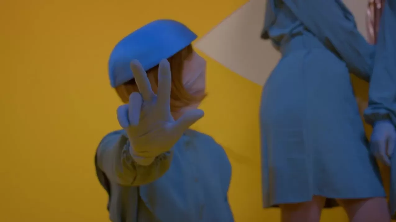 Francesa Laure Briard faz viagem pop surrealista no novo single e clipe “Ne Pas Trop Rester Bleu” 1 Francesa Laure Briard faz viagem pop surrealista no novo single e clipe “Ne Pas Trop Rester Bleu”