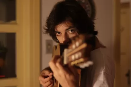 Arthus Fochi lança clipe gravado em Lisboa