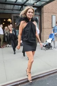 Kate Moss usa penas em Saint Laurent em sua primeira aparição no Met Gala desde 2009