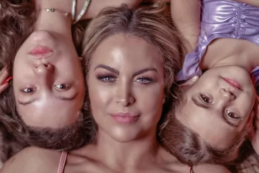 Em ensaio para o Dia das Mães, Dayse Brucieri posa com as filhas 4 Em ensaio para o Dia das Mães, Dayse Brucieri posa com as filhas