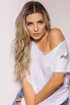 Modelo e top model Ana Calheiro posta fotos sensual em rede social