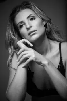 Modelo e top model Ana Calheiro posta fotos sensual em rede social