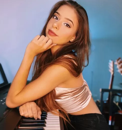 Fã de Anitta, Emilia Pedersen aceita desafio e dança ao som de "Papapa" 1 Fã de Anitta, Emilia Pedersen aceita desafio e dança ao som de "Papapa"
