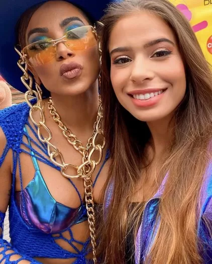 Fã de Anitta, Emilia Pedersen aceita desafio e dança ao som de "Papapa" 4 Fã de Anitta, Emilia Pedersen aceita desafio e dança ao som de "Papapa"