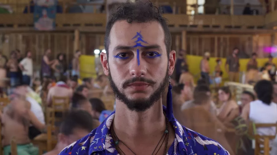 Leo Fressato retrata a solidão em meio à multidão no clipe de “Nexo”