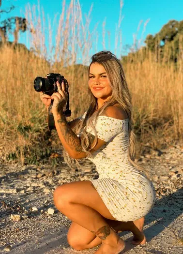Modelo Leticia Magalhães bomba nas redes sociais com corpo escultural