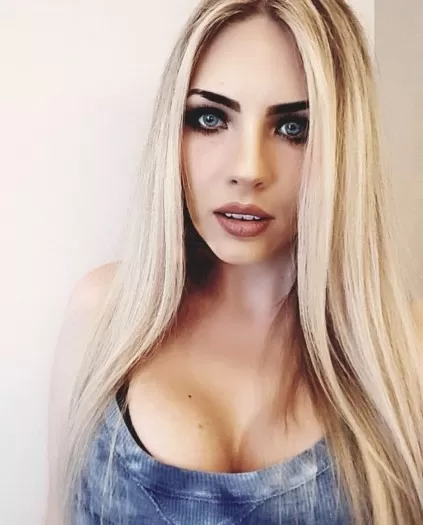 Sally Mazay assina contrato com o Grupo Editorial Coerência para lançar “A Saga de Kylah”