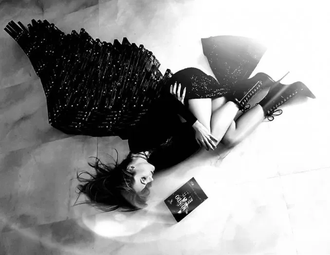 Sally Mazay assina contrato com o Grupo Editorial Coerência para lançar “A Saga de Kylah”