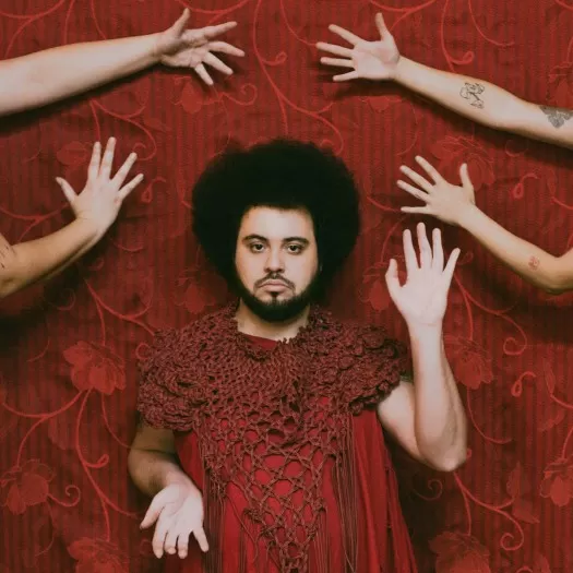 Danilo Gusmão antecipa série de EPs audiovisuais com single e clipe “Bandeira”