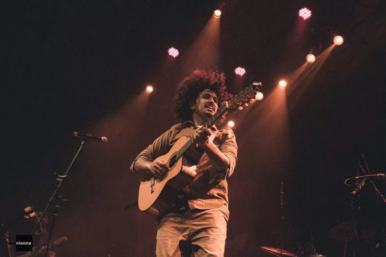 Victor Mus revela faixa inédita gravada ao vivo, “Qualquer Chão É Caminho” 1 Victor Mus revela faixa inédita gravada ao vivo, “Qualquer Chão É Caminho”
