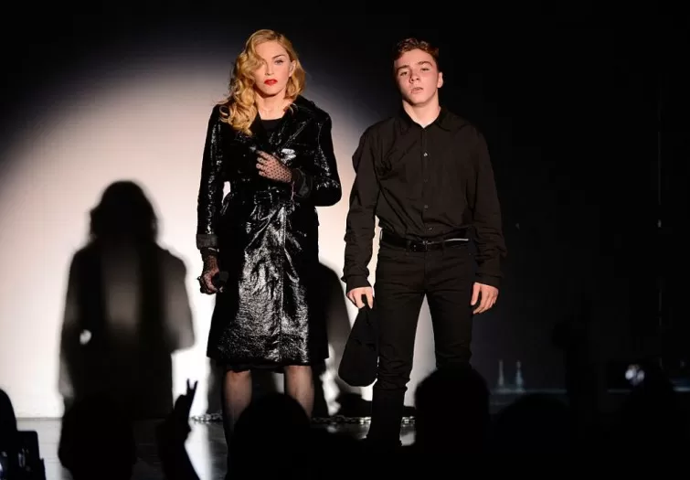 Madonna fez sua primeira tatuagem aos 62 anos! Veja o que a 'Rainha da Música Pop' escreveu em seu braço 6 Madonna fez sua primeira tatuagem aos 62 anos! Veja o que a 'Rainha da Música Pop' escreveu em seu braço