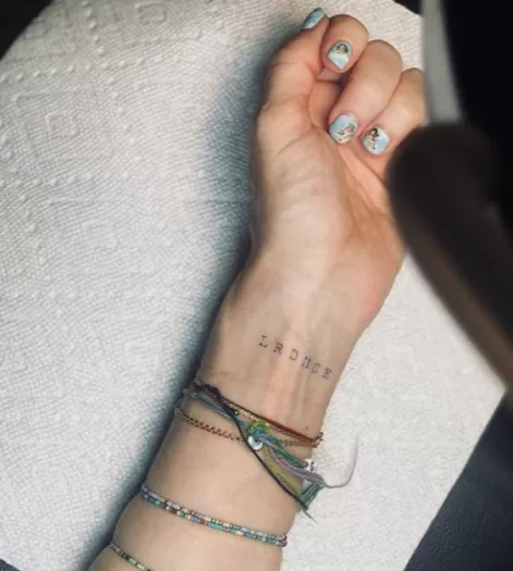 Madonna fez sua primeira tatuagem aos 62 anos! Veja o que a 'Rainha da Música Pop' escreveu em seu braço 1 Madonna fez sua primeira tatuagem aos 62 anos! Veja o que a 'Rainha da Música Pop' escreveu em seu braço